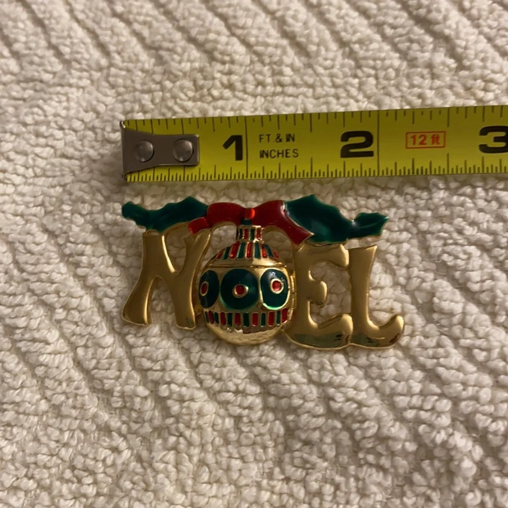 Noel Gold-Tone Brooch Red Green Accents Christmas Holiday Seasons Greetings